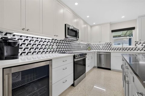 House in Saint Pete Beach, Florida 2 bedrooms, 123.28 sq.m. № 2195931 - photo 17