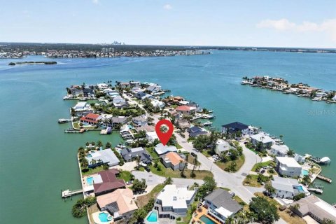 House in Saint Pete Beach, Florida 2 bedrooms, 123.28 sq.m. № 2195931 - photo 3