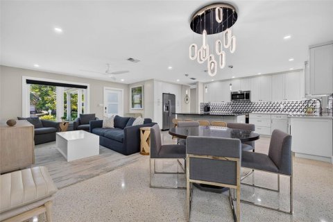 House in Saint Pete Beach, Florida 2 bedrooms, 123.28 sq.m. № 2195931 - photo 21