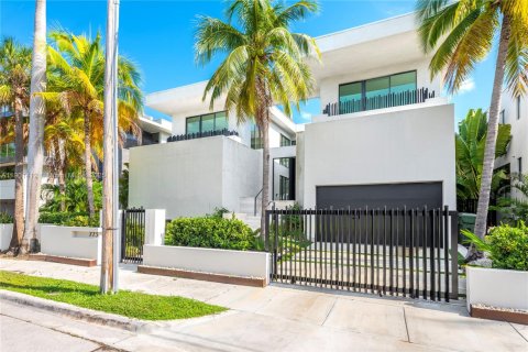 Снять в аренду виллу или дом в Майами, Флорида 5 спален, 495.73м2, № 1951704 - фото 3