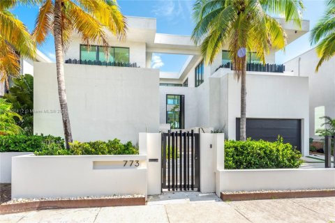 Снять в аренду виллу или дом в Майами, Флорида 5 спален, 495.73м2, № 1951704 - фото 1