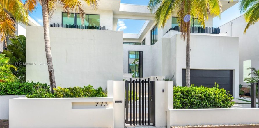 Дом в Майами, Флорида 5 спален, 495.73м2 № 1951704