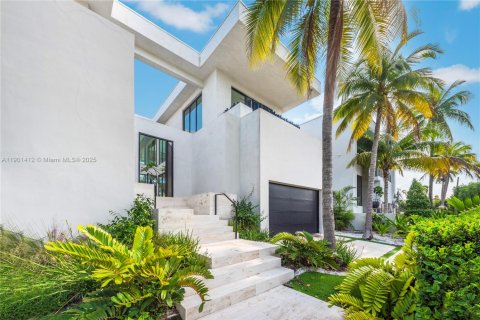 Снять в аренду виллу или дом в Майами, Флорида 5 спален, 495.73м2, № 1951704 - фото 2