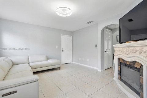Casa en venta en Pembroke Pines, Florida, 3 dormitorios, 185.15 m2 № 1783752 - foto 23
