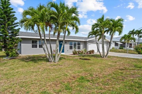 House in Punta Gorda, Florida 2 bedrooms, 167.04 sq.m. № 1750165 - photo 2