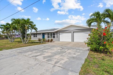 House in Punta Gorda, Florida 2 bedrooms, 167.04 sq.m. № 1750165 - photo 3