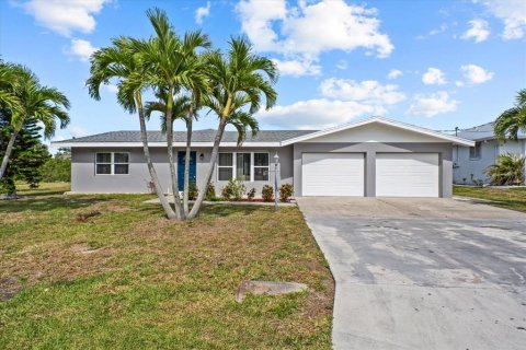 House in Punta Gorda, Florida 2 bedrooms, 167.04 sq.m. № 1750165 - photo 1