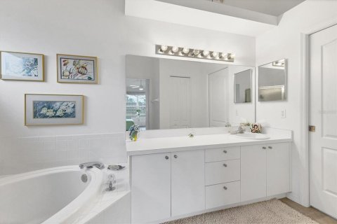 Condo in Sarasota, Florida, 2 bedrooms  № 1592613 - photo 22