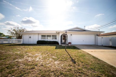 House in Largo, Florida 3 bedrooms, 171.4 sq.m. № 1747405 - photo 1