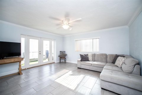 House in Largo, Florida 3 bedrooms, 171.4 sq.m. № 1747405 - photo 12