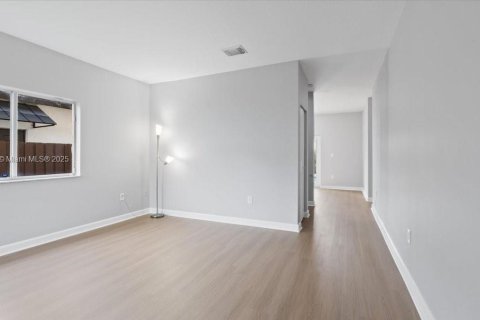 Снять в аренду виллу или дом в Майами, Флорида 4 спальни, 188.59м2, № 1930818 - фото 3