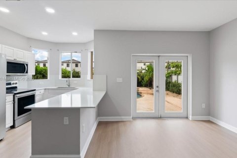 Снять в аренду виллу или дом в Майами, Флорида 4 спальни, 188.59м2, № 1930818 - фото 5