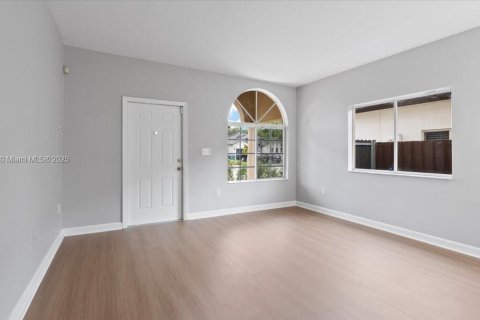 Снять в аренду виллу или дом в Майами, Флорида 4 спальни, 188.59м2, № 1930818 - фото 2