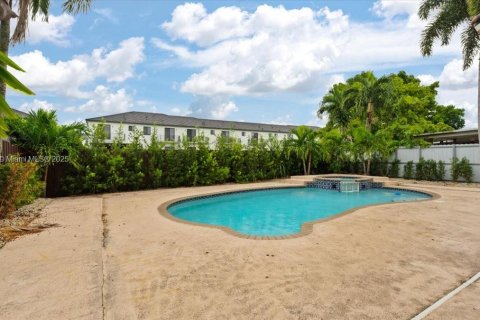 Снять в аренду виллу или дом в Майами, Флорида 4 спальни, 188.59м2, № 1930818 - фото 22