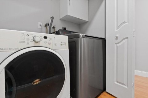 Снять в аренду виллу или дом в Майами, Флорида 4 спальни, 188.59м2, № 1930818 - фото 11