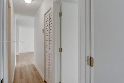 Condominio en alquiler en Miami, Florida, 2 dormitorios, 92.07 m2 № 1948143 - foto 19