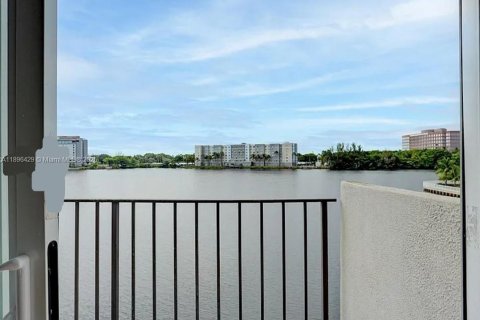 Condominio en alquiler en Miami, Florida, 2 dormitorios, 92.07 m2 № 1948143 - foto 23