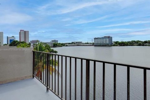 Condominio en alquiler en Miami, Florida, 2 dormitorios, 92.07 m2 № 1948143 - foto 22