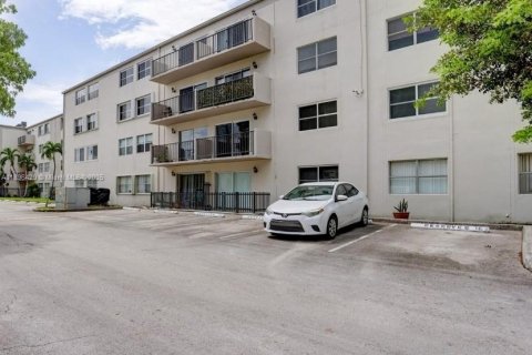 Condominio en alquiler en Miami, Florida, 2 dormitorios, 92.07 m2 № 1948143 - foto 3