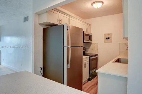 Condominio en alquiler en Miami, Florida, 2 dormitorios, 92.07 m2 № 1948143 - foto 14