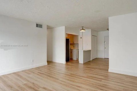 Condominio en alquiler en Miami, Florida, 2 dormitorios, 92.07 m2 № 1948143 - foto 13