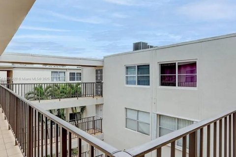 Condominio en alquiler en Miami, Florida, 2 dormitorios, 92.07 m2 № 1948143 - foto 8