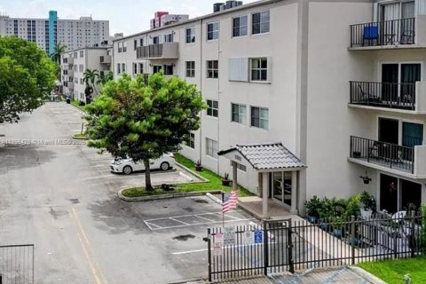 Condominio en alquiler en Miami, Florida, 2 dormitorios, 92.07 m2 № 1948143 - foto 4