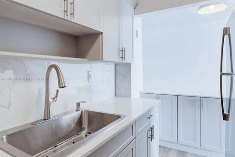 Condominio en alquiler en Miami, Florida, 2 dormitorios, 92.07 m2 № 1948143 - foto 15