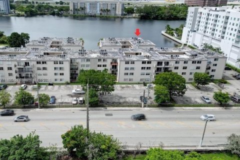 Condominio en alquiler en Miami, Florida, 2 dormitorios, 92.07 m2 № 1948143 - foto 1