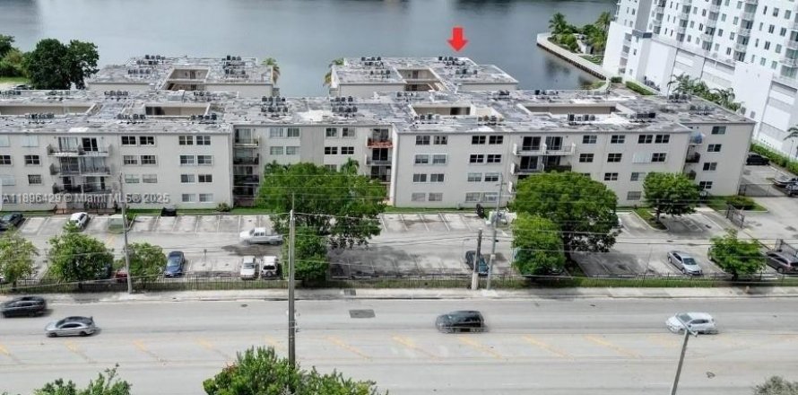 Condominio en Miami, Florida, 2 dormitorios  № 1948143