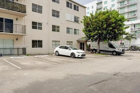 Condominio en alquiler en Miami, Florida, 2 dormitorios, 92.07 m2 № 1948143 - foto 2