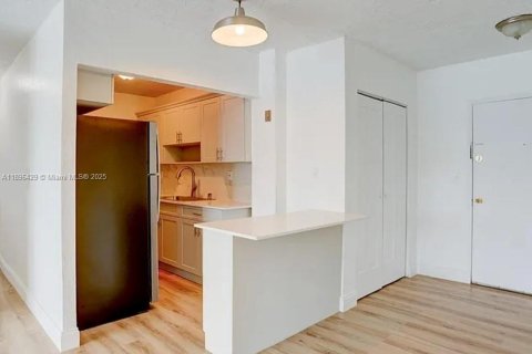 Condominio en alquiler en Miami, Florida, 2 dormitorios, 92.07 m2 № 1948143 - foto 11