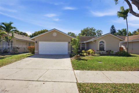 House in Coconut Creek, Florida 3 bedrooms, 157.1 sq.m. № 2041422