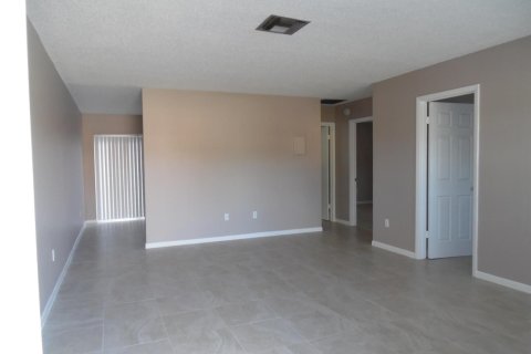 Appartement à louer à Lake Worth, Floride: 2 chambres, 75.25 m2 № 2390189 - photo 2