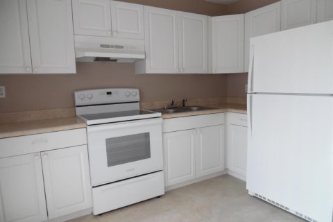 Appartement à louer à Lake Worth, Floride: 2 chambres, 75.25 m2 № 2390189 - photo 5