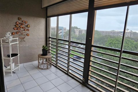 Condo in Pembroke Pines, Florida, 2 bedrooms № 2392103 - photo 16