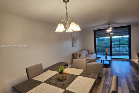 Condo in Pembroke Pines, Florida, 2 bedrooms № 2392103 - photo 5