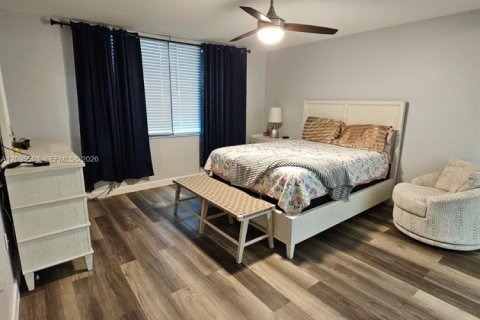 Condo in Pembroke Pines, Florida, 2 bedrooms № 2392103 - photo 11