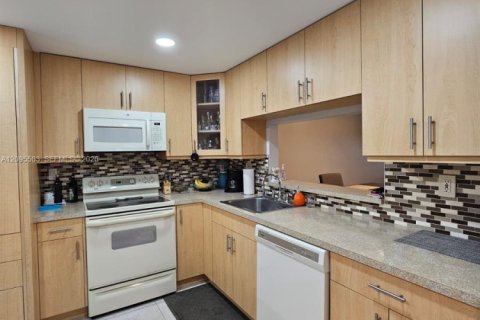 Condo in Pembroke Pines, Florida, 2 bedrooms № 2392103 - photo 2