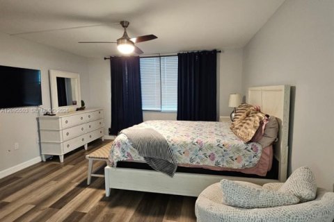 Condo in Pembroke Pines, Florida, 2 bedrooms № 2392103 - photo 10