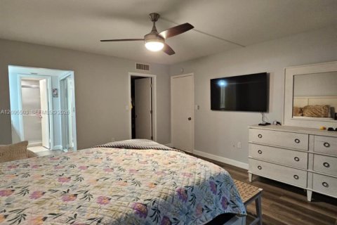 Condo in Pembroke Pines, Florida, 2 bedrooms № 2392103 - photo 13