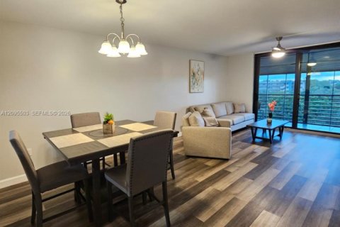 Condo in Pembroke Pines, Florida, 2 bedrooms № 2392103 - photo 4