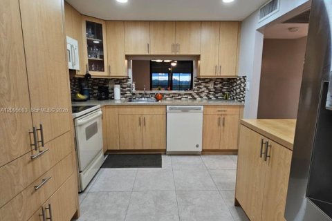 Condo in Pembroke Pines, Florida, 2 bedrooms  № 2392103