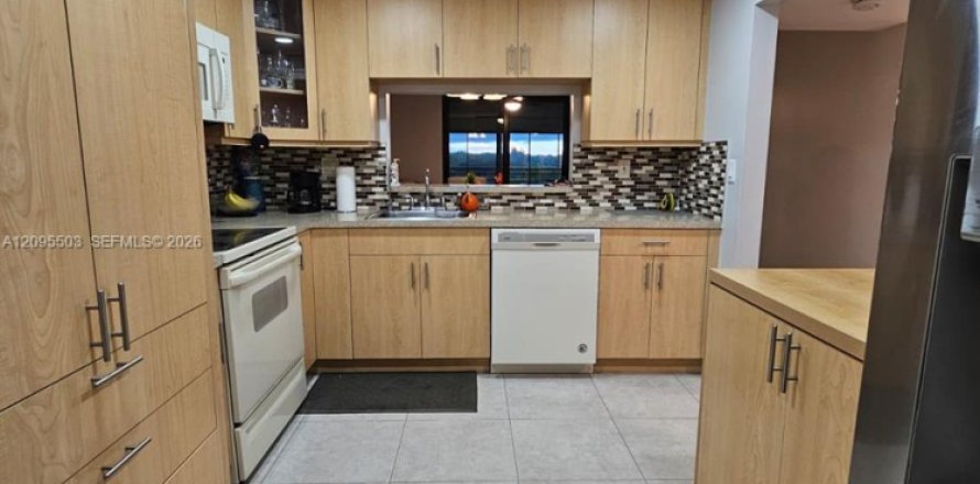 Condo in Pembroke Pines, Florida, 2 bedrooms № 2392103