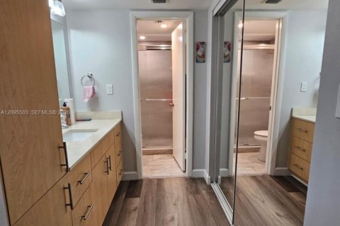 Condo in Pembroke Pines, Florida, 2 bedrooms № 2392103 - photo 12