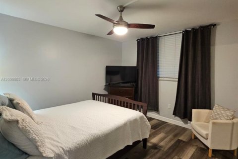Condo in Pembroke Pines, Florida, 2 bedrooms № 2392103 - photo 9