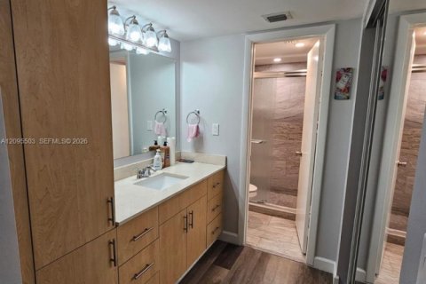Condo in Pembroke Pines, Florida, 2 bedrooms № 2392103 - photo 6