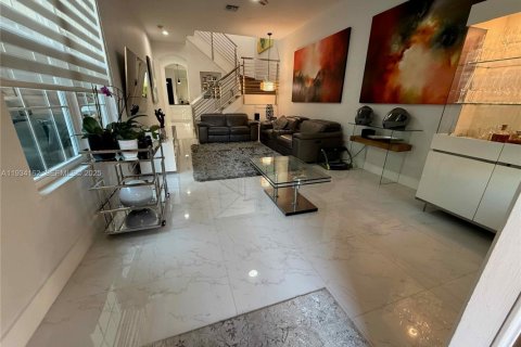 Снять в аренду кондоминиум в Коконат Крик, Флорида 3 спальни, 175.4м2, № 1992429 - фото 1