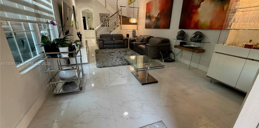 Кондоминиум с 3 спальнями в Коконат Крик, Флорида № 1992429