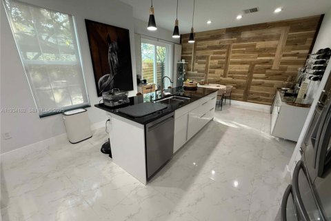 Снять в аренду кондоминиум в Коконат Крик, Флорида 3 спальни, 175.4м2, № 1992429 - фото 6